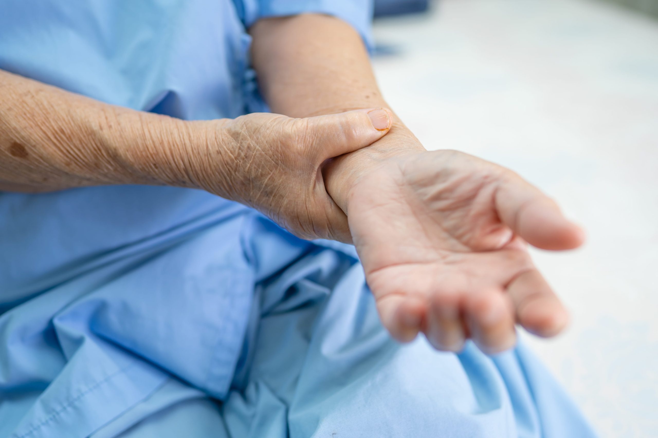 Image senior woman holding wrist pain in hospital 2026 01 08 22 28 20 utc (1)